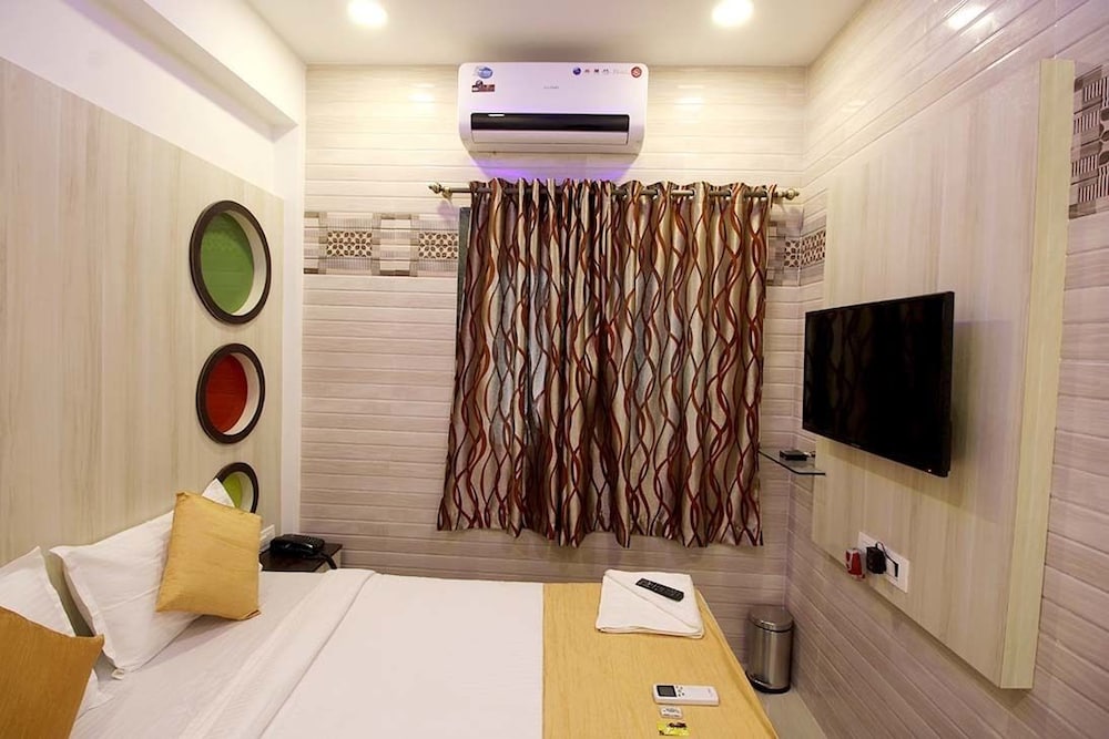 OYO Flagship Hotel Golden Residency Near Chakala (j B Nagar) Metro Station