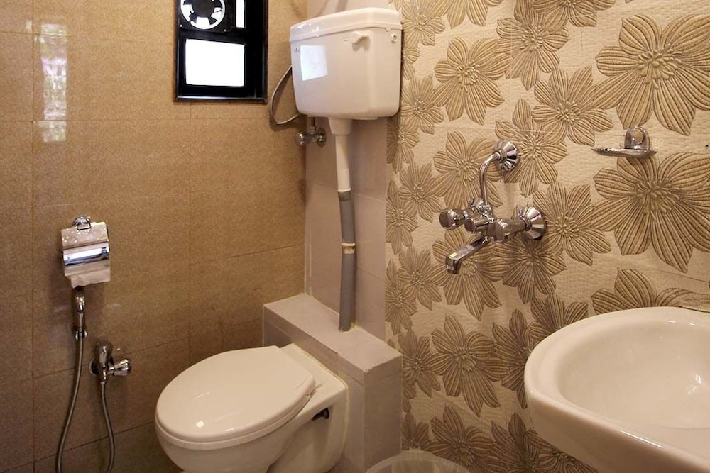 OYO Flagship Hotel Golden Residency Near Chakala (j B Nagar) Metro Station