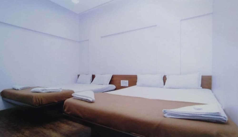 Rajhuns Deluxe Lodging