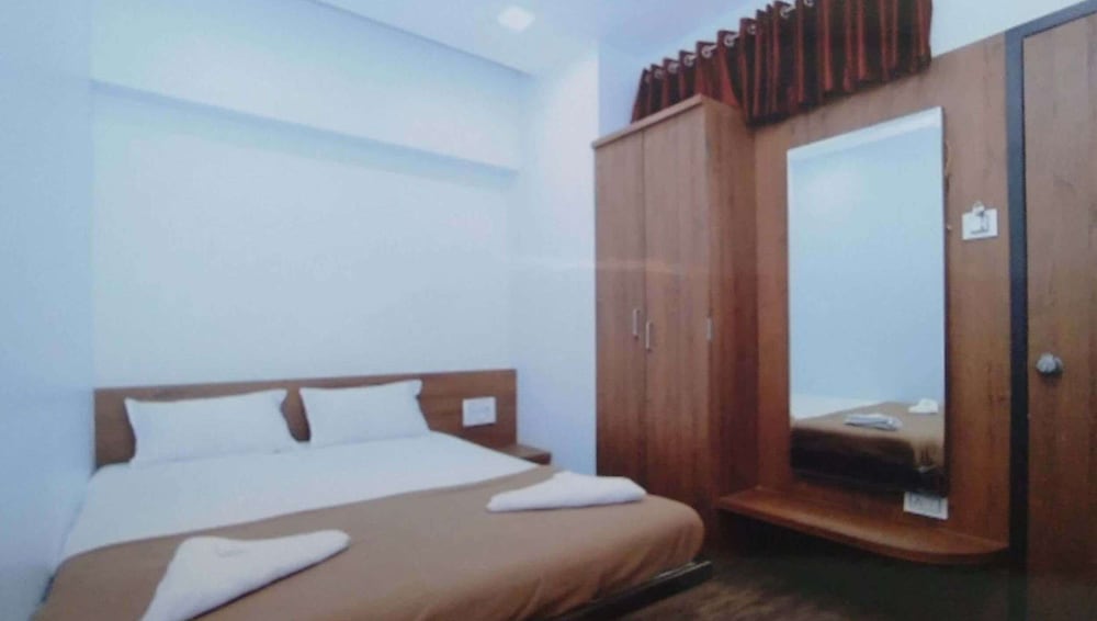 Rajhuns Deluxe Lodging