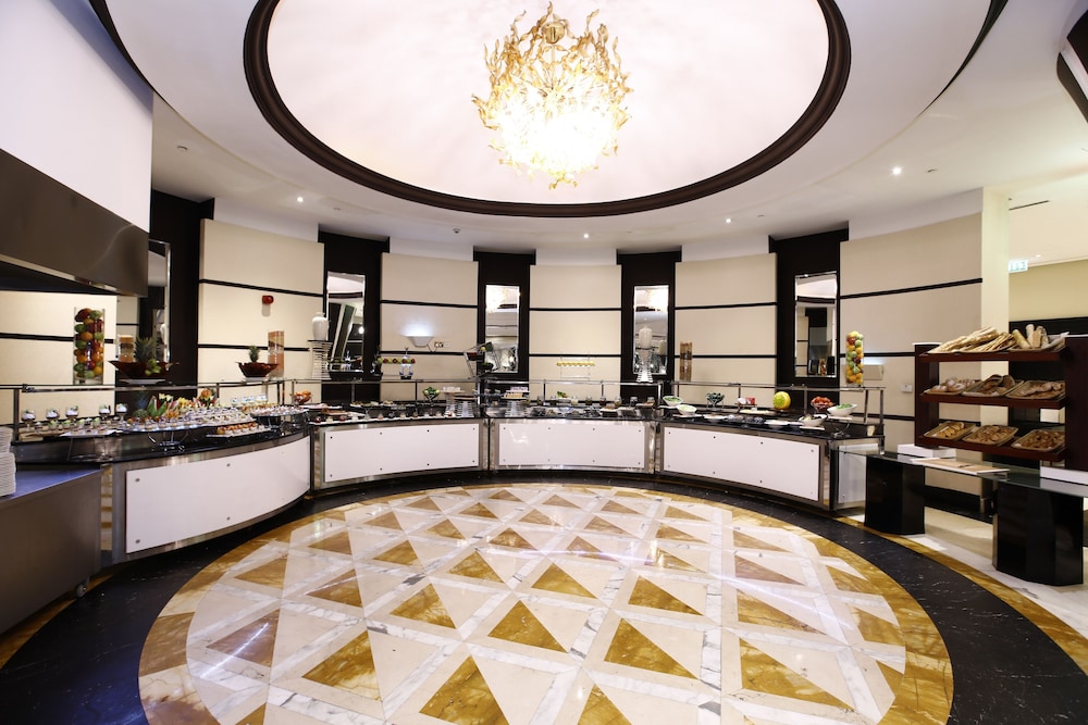 Sunday Hotel Holiday international Dubai