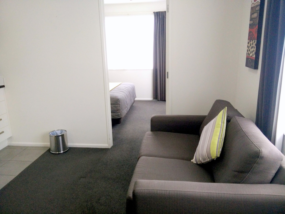 Airport Palms Motel