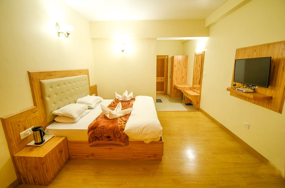 Goroomgo New Ambika Mall Road Manali
