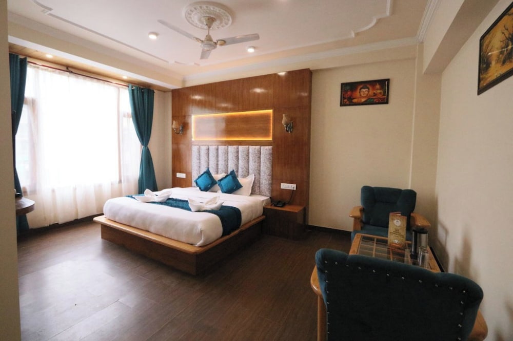 Goroomgo New Ambika Mall Road Manali