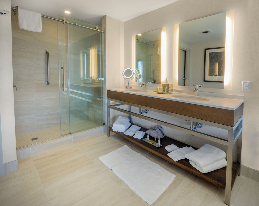DoubleTree by Hilton Niagara Falls