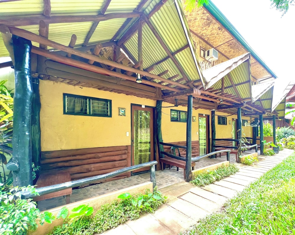 Novie's Tourist Inn
