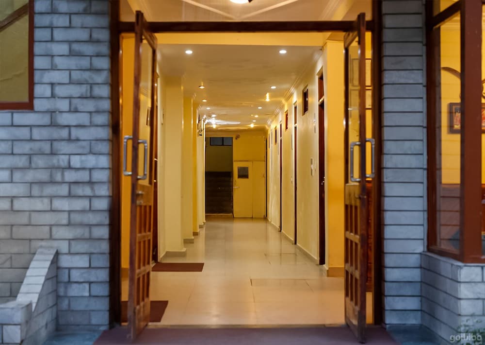Oyo 12425 Neha Palace