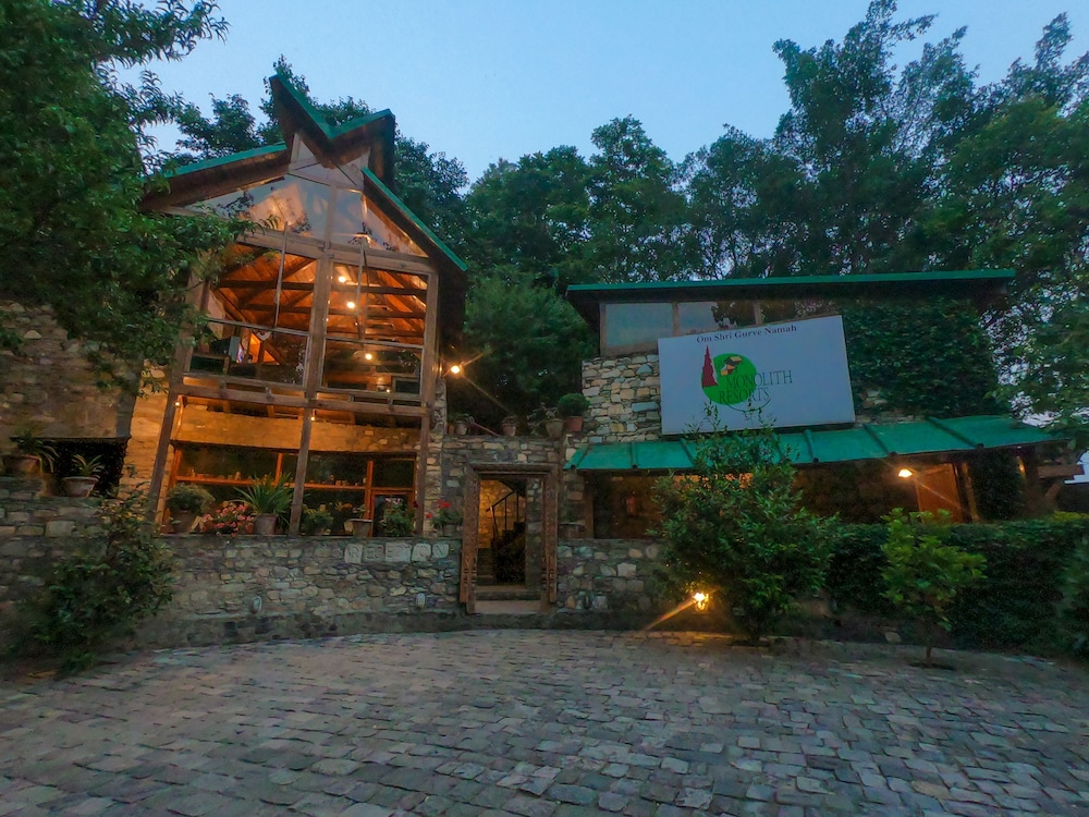 Tiaraa Monolith Lake Resort