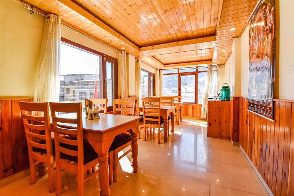 Fabhotel Mayra Grand