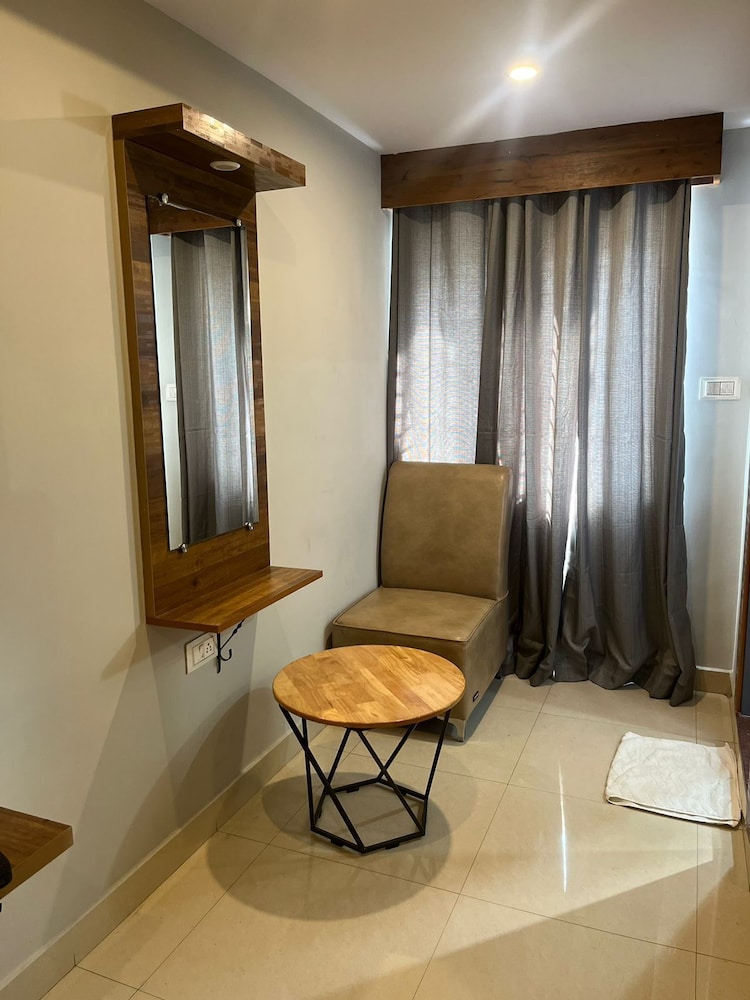 Avenue Suites