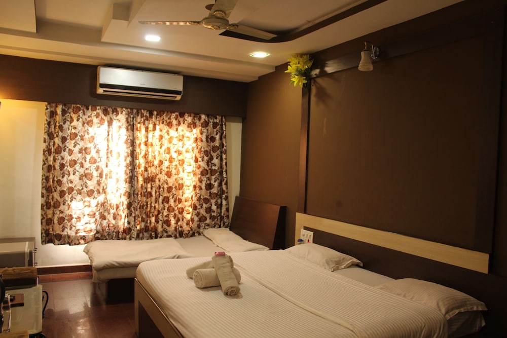 Hotel Goodluck Residency 500 meters from Nakki lake