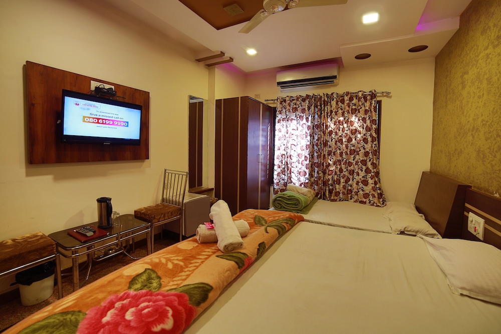 Hotel Goodluck Residency 500 meters from Nakki lake