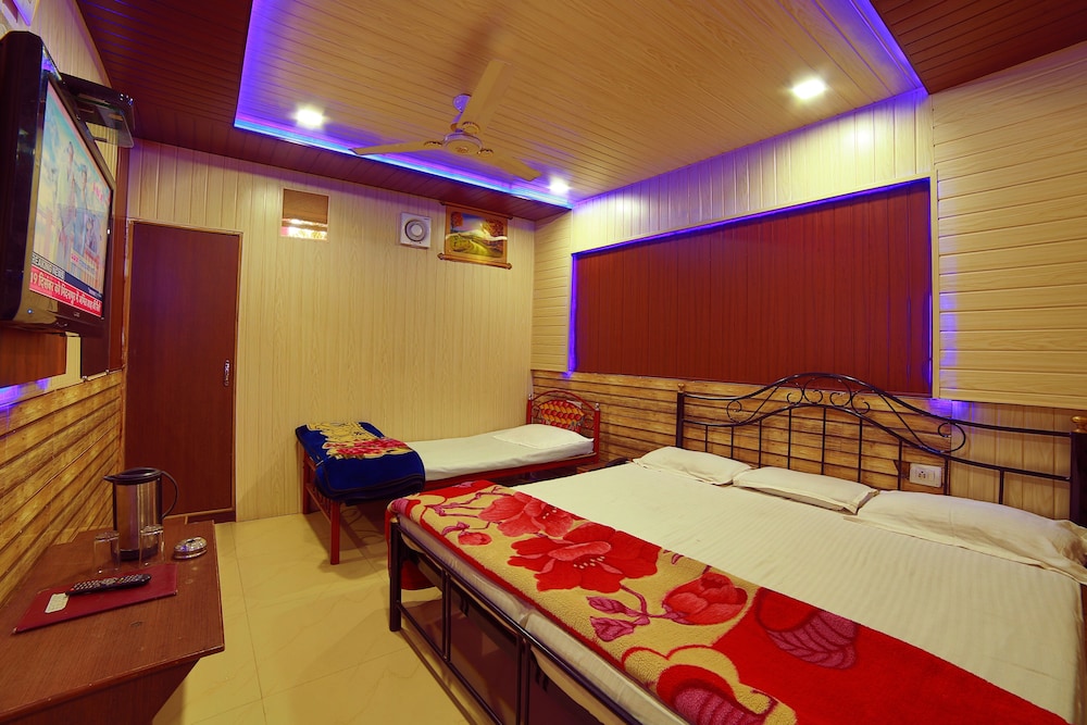 Hotel Goodluck Residency 500 meters from Nakki lake