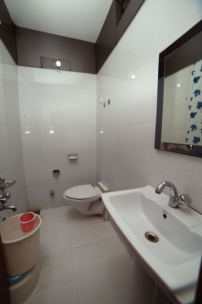 Hotel Goodluck Residency 500 meters from Nakki lake