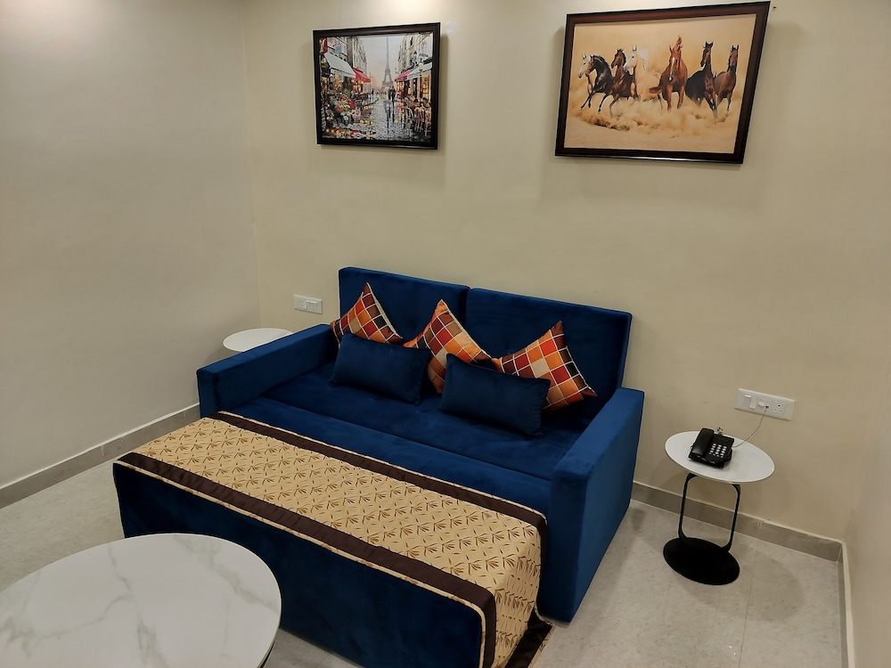 Hotel Luxe Opera NH8 – 7km from IGI Airport Delhi