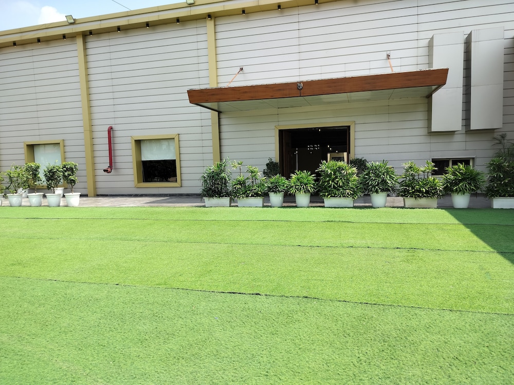 Hotel Luxe Opera NH8 – 7km from IGI Airport Delhi