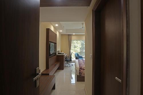 Hotel Luxe Opera NH8 – 7km from IGI Airport Delhi