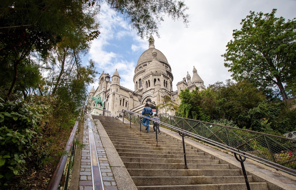 Le Village Montmartre by Hiphophostels