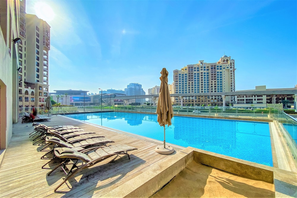 Luxurious  Studio with breath-taking Palm Views