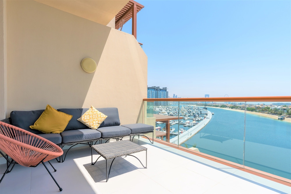 Luxurious  Studio with breath-taking Palm Views