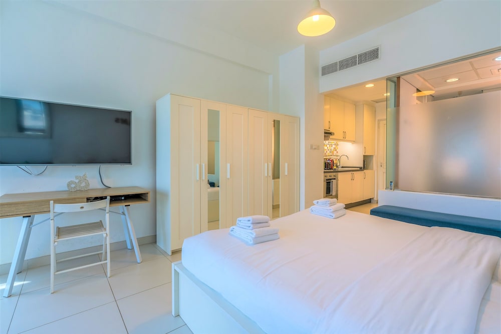 Luxurious  Studio with breath-taking Palm Views