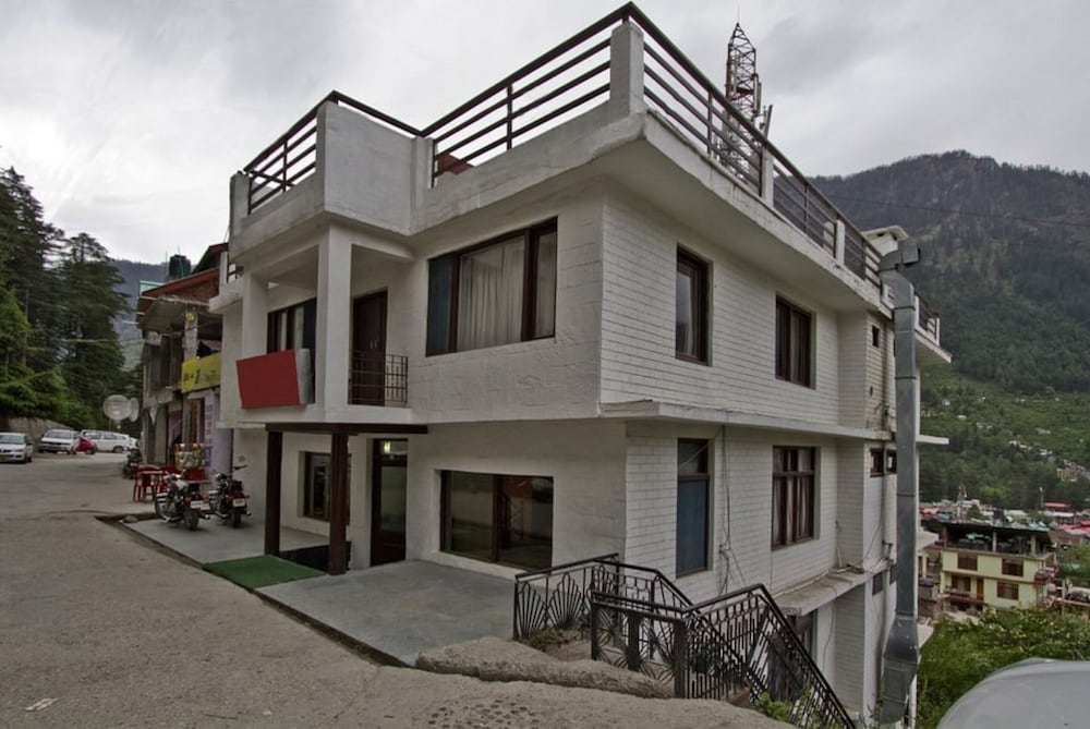  Hotel Ambika Residency Manali