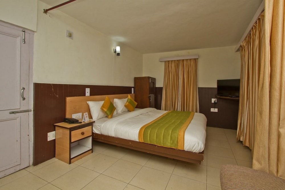  Hotel Ambika Residency Manali