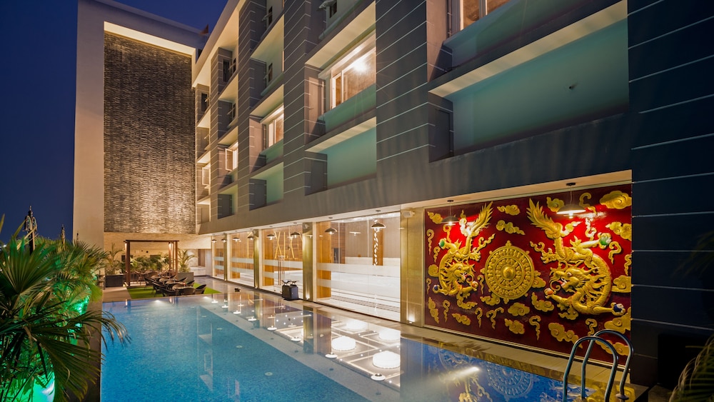 Hotel Saffron Crest