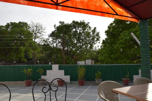 Hotel Moksha (500m from Ram Jhula)