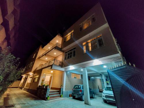 Click Sunburry Hotel Srinagar