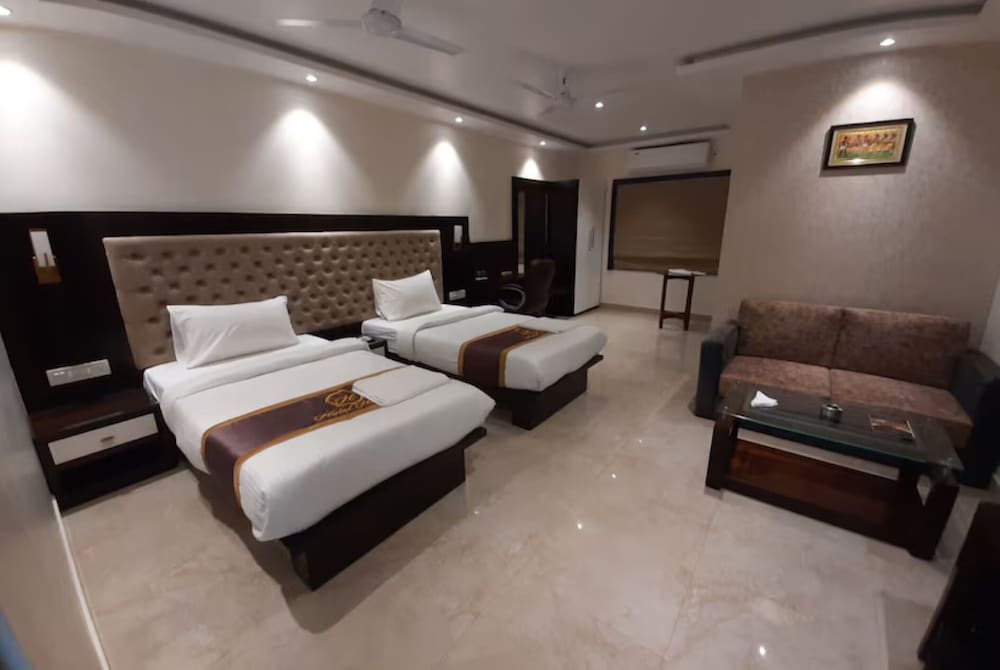 HOTEL HILLTRIP