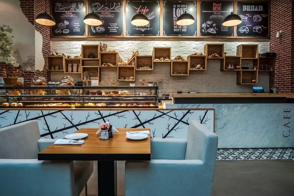 Emaar Fashion Avenue – Formerly Address Dubai Mall Four Apple