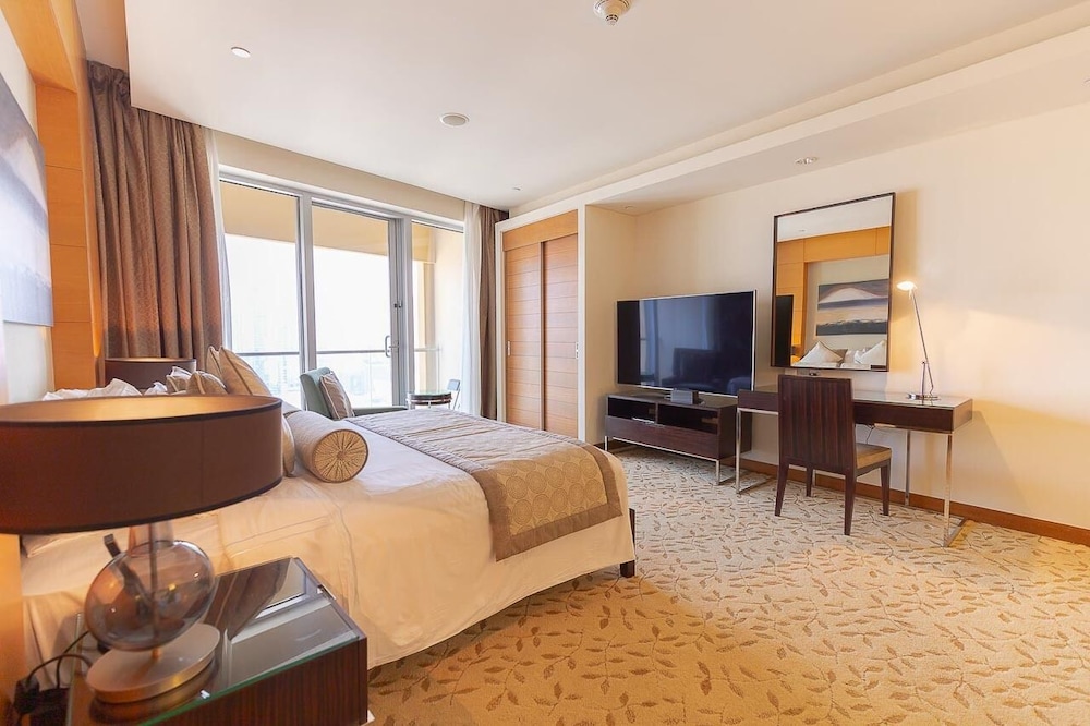 Emaar Fashion Avenue – Formerly Address Dubai Mall Four Apple