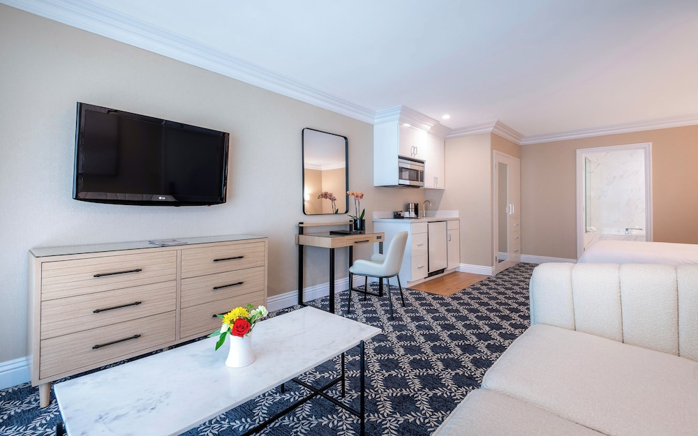 Beverly Hills Plaza Hotel & Spa