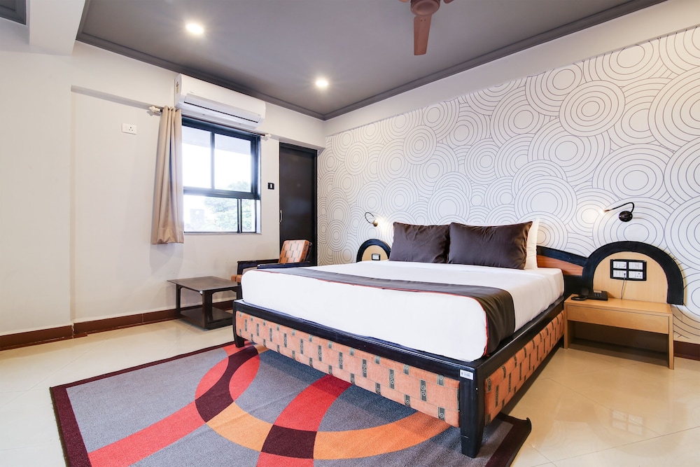 Collection O 30093 Hotel Om Shiv