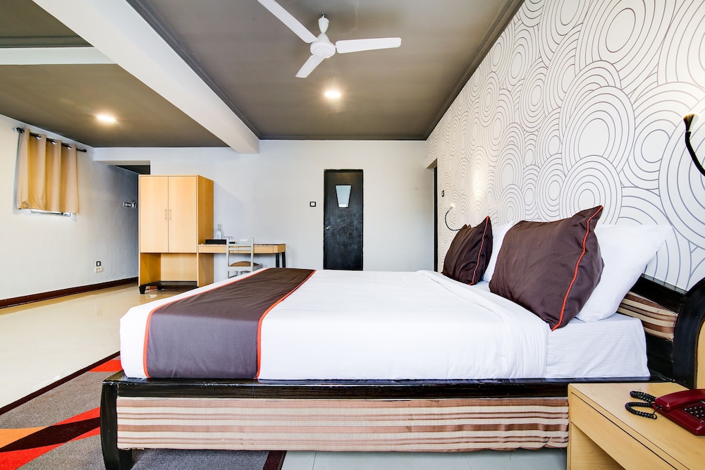 Collection O 30093 Hotel Om Shiv