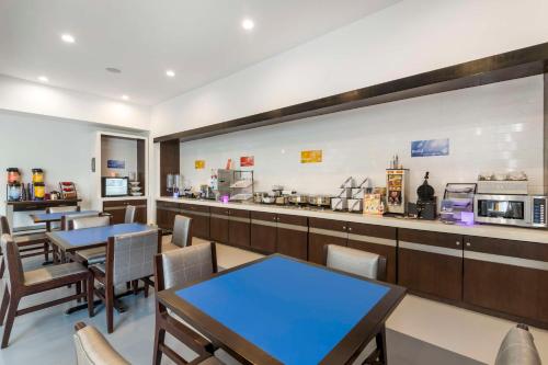 Glō Best Western Pooler - Savannah Airport Hotel