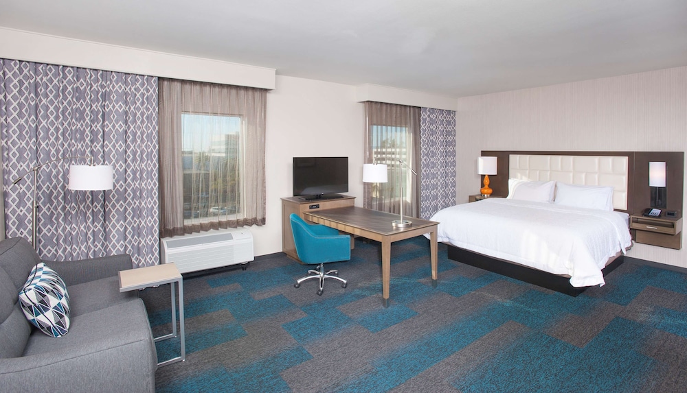Hampton Inn & Suites LAX El Segundo