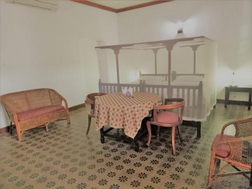 Beach Hotel ( Beach Heritage Inn )
