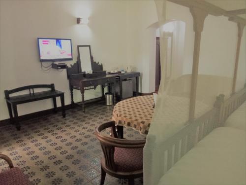 Beach Hotel ( Beach Heritage Inn )