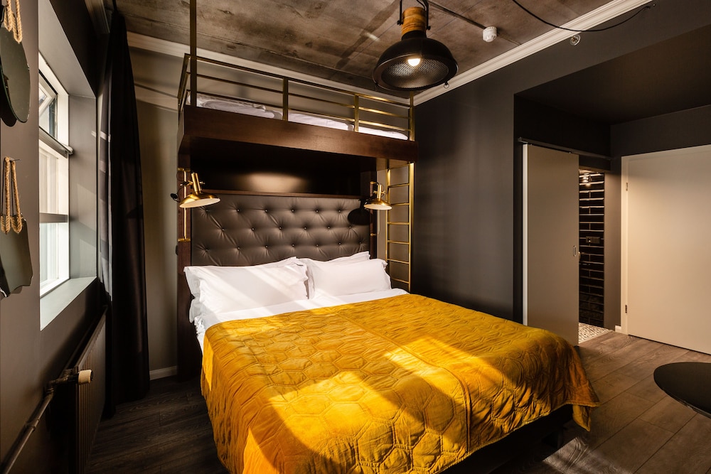 R13 - A Townhouse Hotel