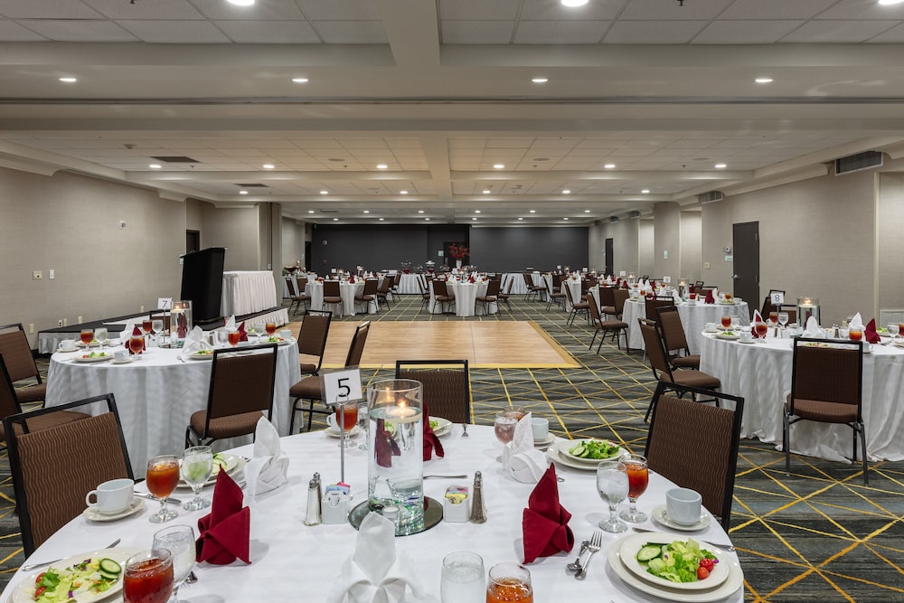 Holiday Inn Hotel & Suites Atlanta Airport-North by IHG