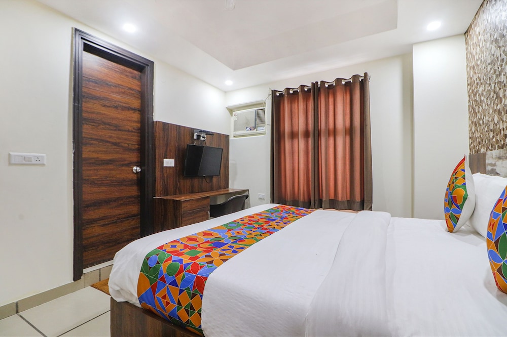 Fabhotel Empire Suites