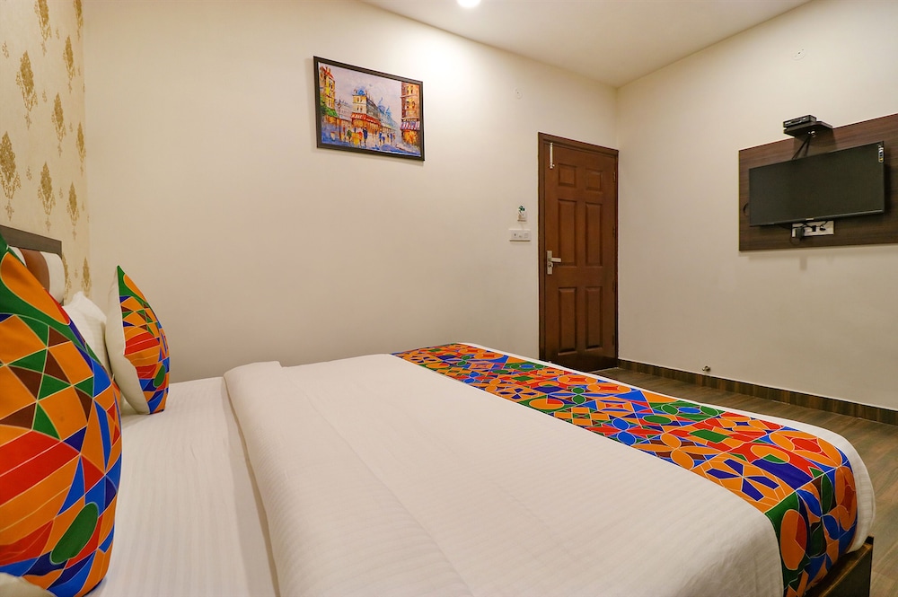 FabHotel California Heights