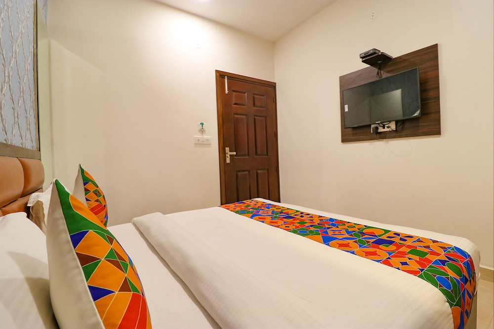 FabHotel California Heights