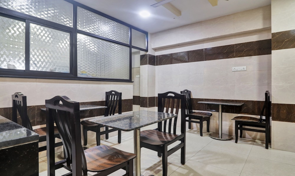 OYO 9795 Hotel Aflah