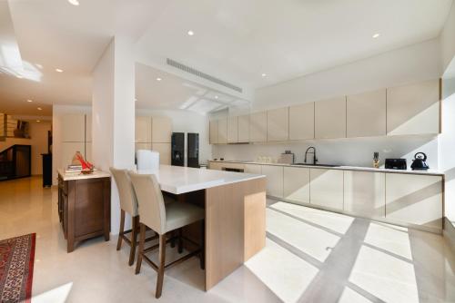 Maison Privee Stunning 3 Floor Villa w Kids Room and Rooftop Terrace over Dubai Marina