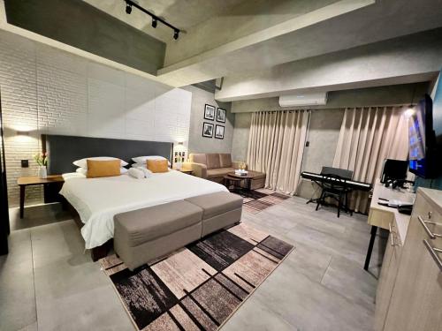 Cozy Spacious Hotel Type Condo with PS5 Smart TV and WiFi