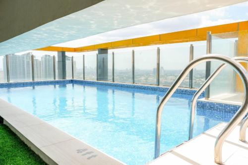 Cozy Spacious Hotel Type Condo with PS5 Smart TV and WiFi