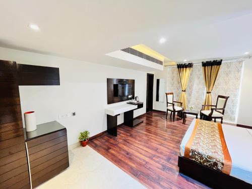 Hotel Aura IP Grand Karkardooma New Delhi